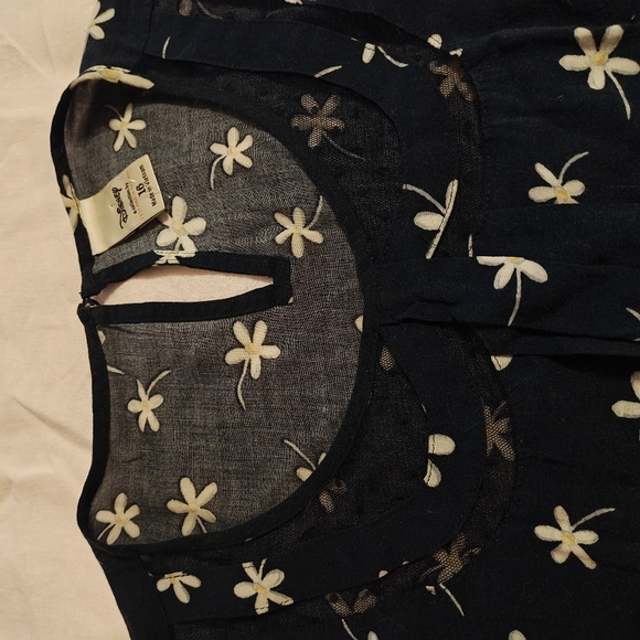 Lauren Conrad x Minnie Mouse Daisy Deess - Picture 4 of 5